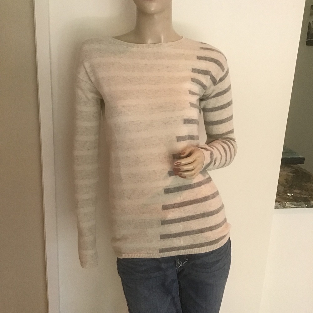 Neiman Marcus Cashmere Sweater Womens XS Cream Grey Asymmetric Stripe Crew Neck